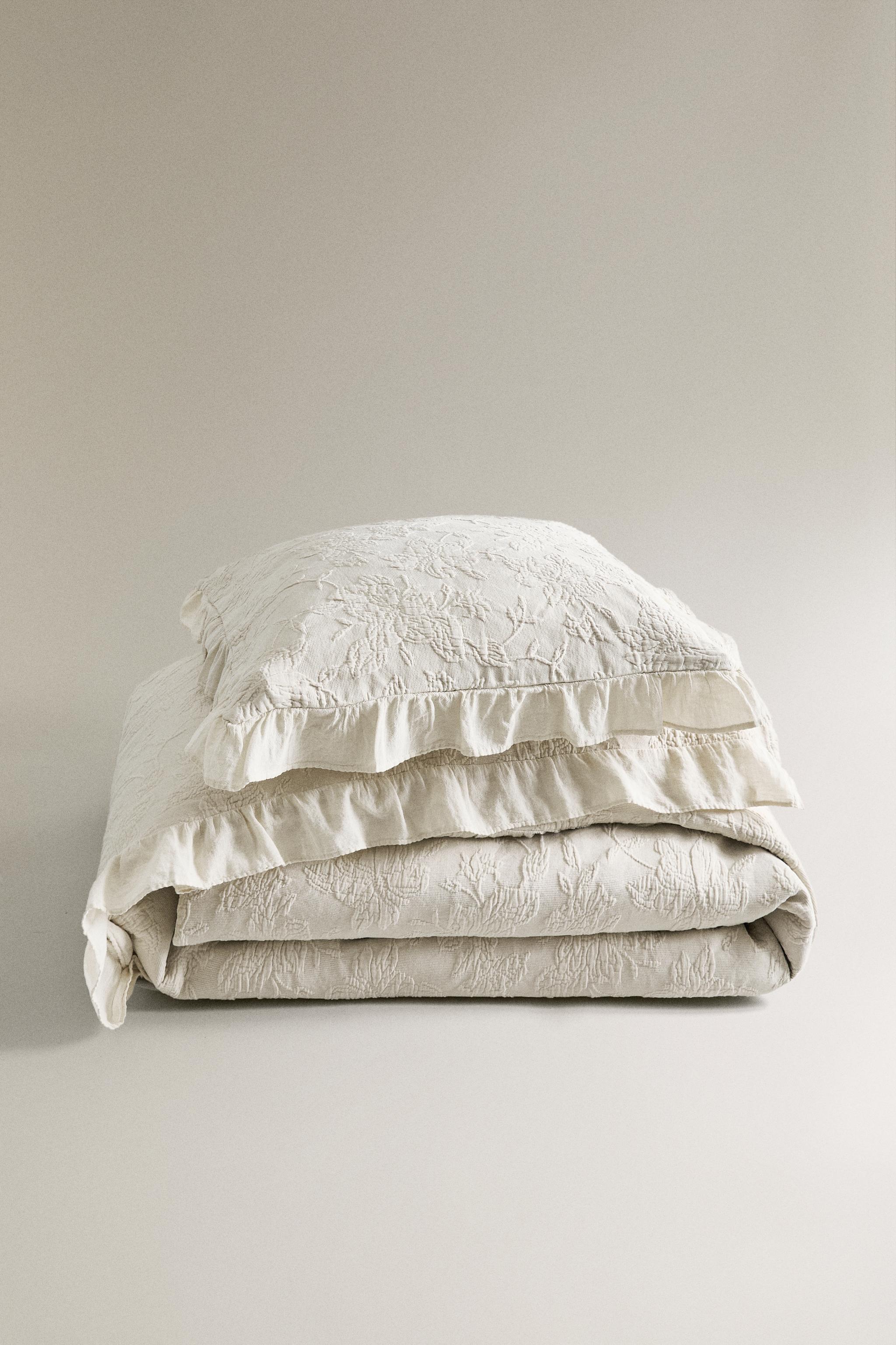 JACQUARD BEDSPREAD WITH RUFFLES